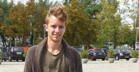 Musiał pozuje z dziadkiem. Jego postawa powinna być przykładem