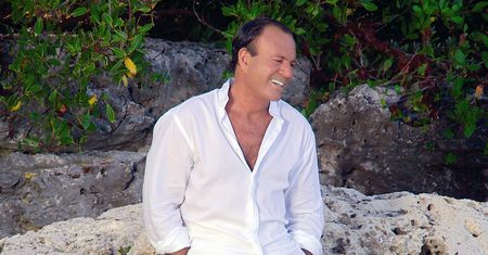 Julio Iglesias powraca ze swoimi największymi hitami!