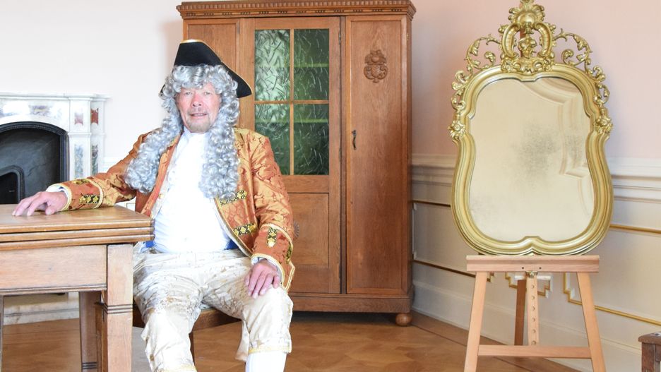 Meble oraz lustro w złotej ramie zdobią teraz jedną z zamkowych komnat