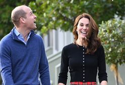 Księżna Kate na przyjęciu w pałacu Kensington. Obsypano ją sztucznym śniegiem