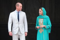 Kate i William w meczecie w Pakistanie. Zwróćcie uwagę na ich stopy