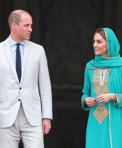 Kate i William w meczecie w Pakistanie. Zwróćcie uwagę na ich stopy