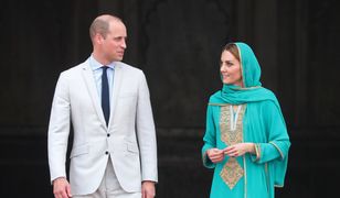 Kate i William w meczecie w Pakistanie. Zwróćcie uwagę na ich stopy