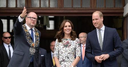 Magazyn "Hello" wspomina wizytę Kate i Williama w Gdańsku. Przypomina, jak przyjął ich Paweł Adamowicz