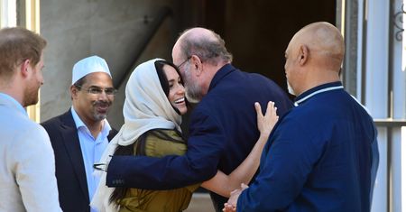 Księżna Meghan w tradycyjnym nakryciu głowy zwiedza meczet