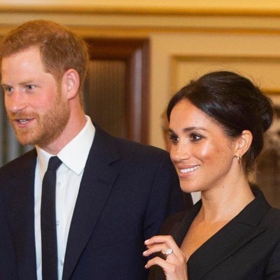 Meghan Markle pokazała, gdzie ma królewską etykietę. Krótka mini i pełen uśmiech - w końcu żyje po swojemu