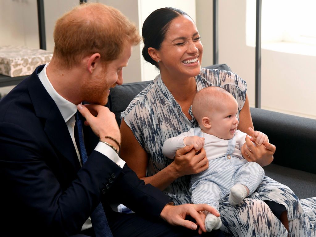 Meghan i Harry w Afryce pokazali synka. Archie miał na sobie spodenki z H&M