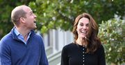 Księżna Kate na przyjęciu w pałacu Kensington. Obsypano ją sztucznym śniegiem
