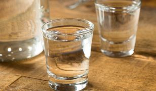 Łódź. 40-latek na złość matce wypił duszkiem pół litra wódki. To cud, że nadal żyje