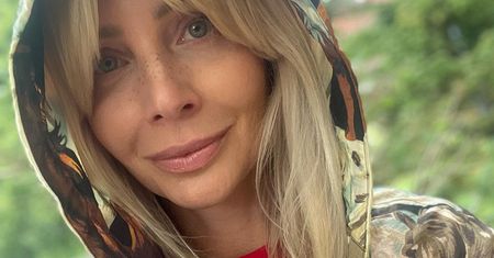 Agnieszka Woźniak-Starak nawet na spacerze wygląda jak wycięta z żurnala. Niby prosty sweterek, ale jak ona go nosi!