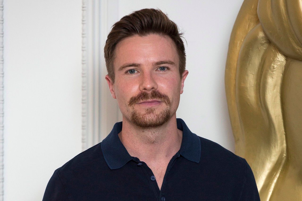 Joe Dempsie z chłopca staje się mężczyzną. Aktor "Gry o tron" w nowym serialu