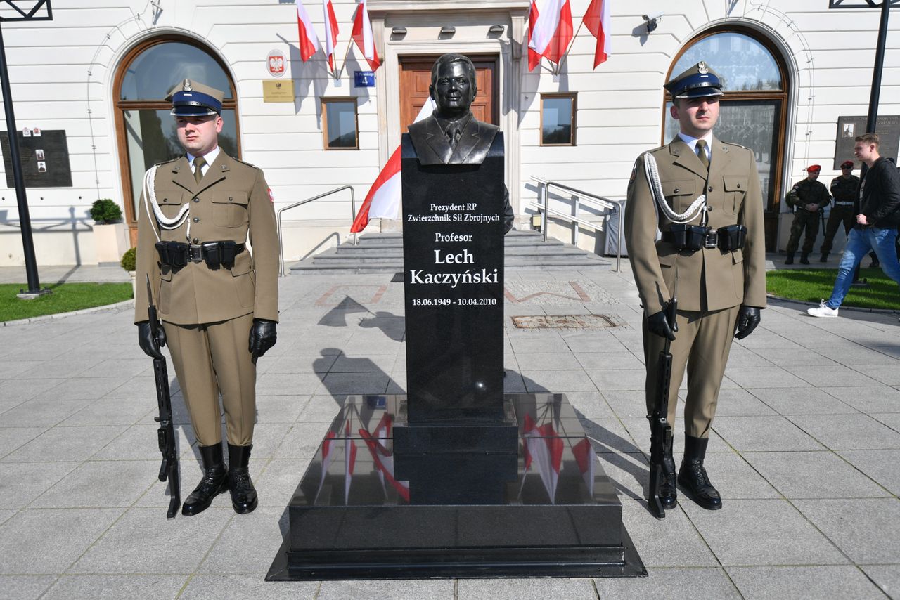 Popiersie Kaczyńskiego zniknęło sprzed budynku Dowództwa Garnizonu Warszawa