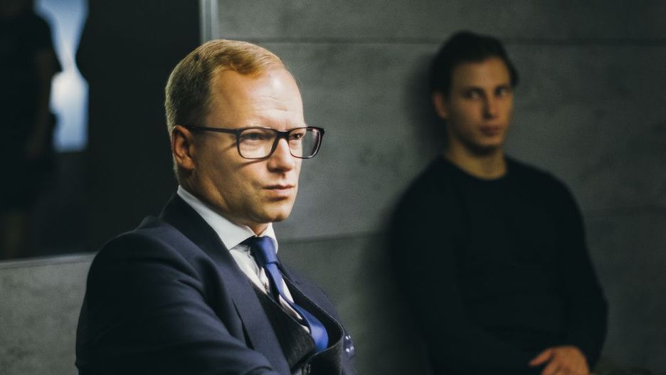 Maciej Stuhr w roli prokuratora w filmie "Na bank się uda"