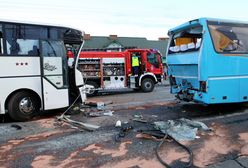 Rusiec. Zderzenie dwóch autokarów i samochodu, 12 osób rannych