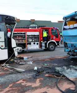 Rusiec. Zderzenie dwóch autokarów i samochodu, 12 osób rannych