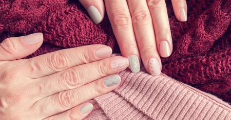 Paznokcie na sezon jesień/zima 2019. Wielki powrót sweterkowego manicure