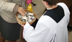 Tego nie wiedzieliście o chodzeniu po kolędzie. Pieniądze z kopert to często "premia dla księdza"