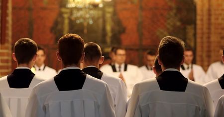 Były ksiądz o tym, co dzieje się za drzwiami kościoła. Ujawnia, w jaki sposób księża są kontrolowani