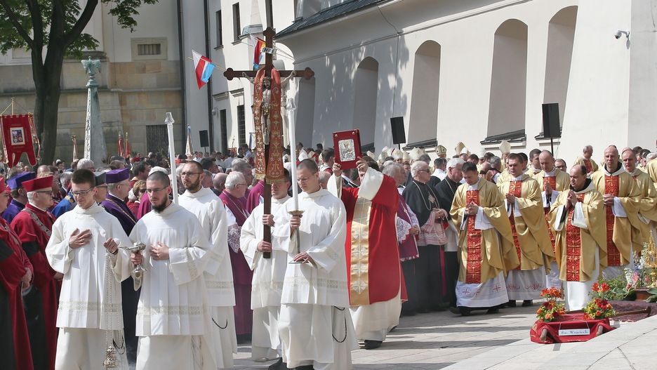 "Tylko nie mów nikomu". Mocna reakcja księży.