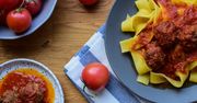Klopsiki w sosie pomidorowym z makaronem. Posmakuje nawet niejadkom