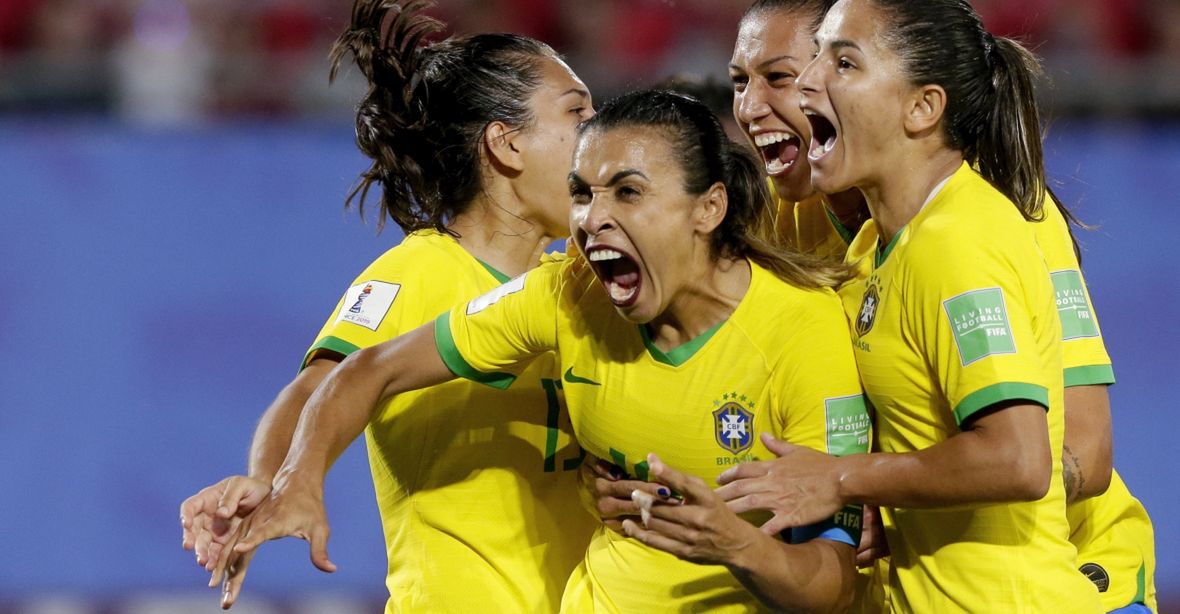 Marta Vieira da Silva celebruje gola razem z koleżankami z reprezentacji Brazylii 