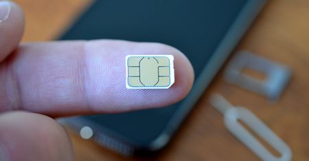 SMS z wirusem atakuje wciąż może być groźny. Szybko trzeba wyjąć kartę SIM