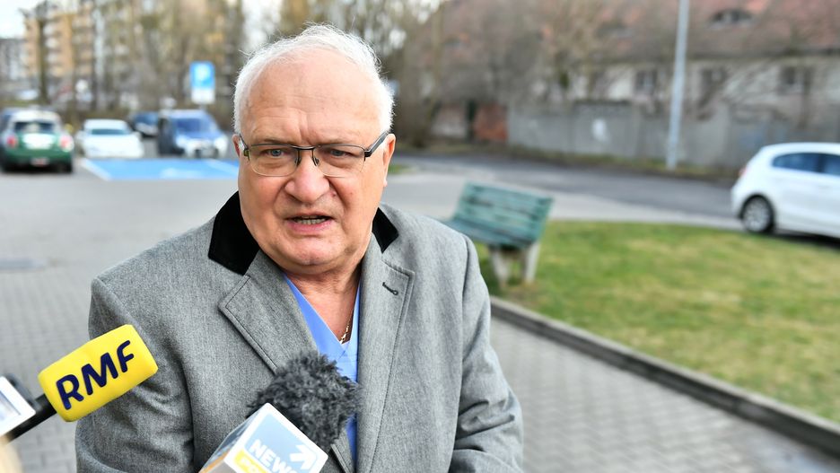 Koronawirus w Polsce. Prof. Krzysztof Simon: ludziom młodym i zdrowym nic nie grozi - szanse, że się rozchorują, są żadne