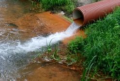 Tajemnicza inwestycja nad rzeką. "Z rur leje się pomarańczowa woda"