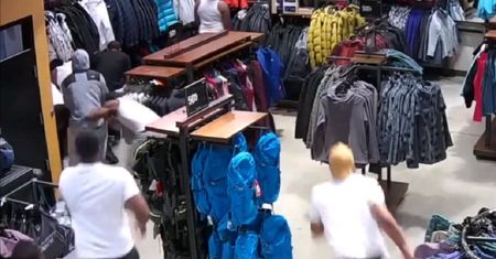 Bezczelny napad na sklep. W 30 sekund ukradli towar za tysiące dolarów