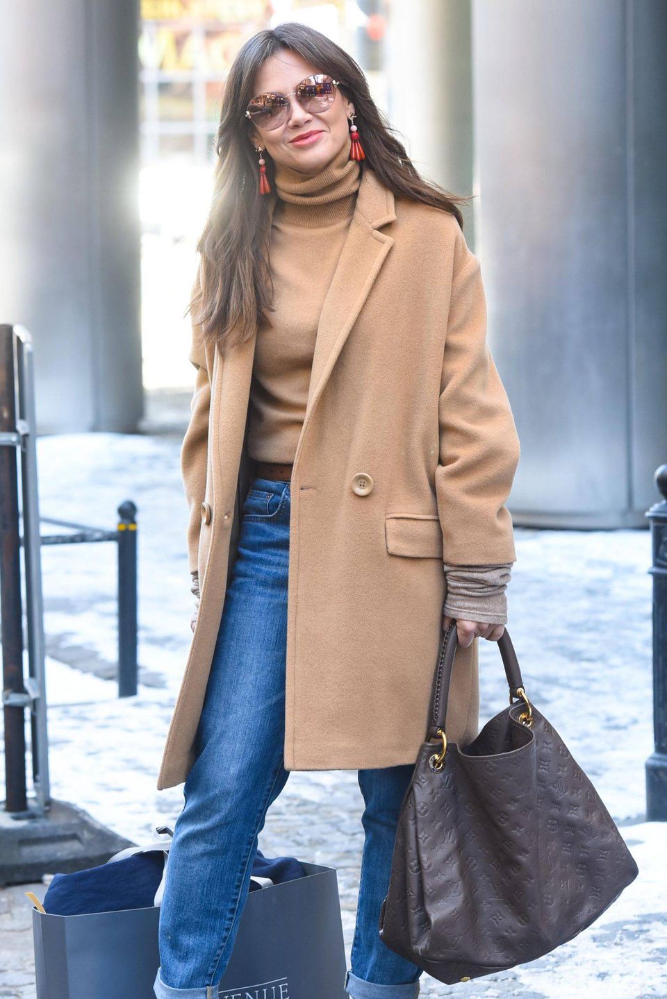 Kinga Rusin w znakomitej stylizacji opuszcza studio "Dzień Dobry TVN"