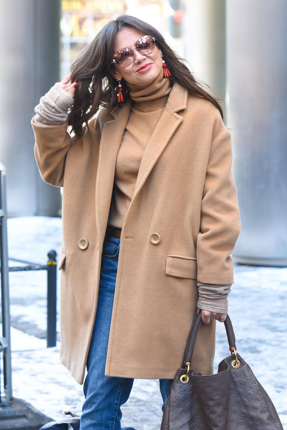 Kinga Rusin w znakomitej stylizacji opuszcza studio "Dzień Dobry TVN"