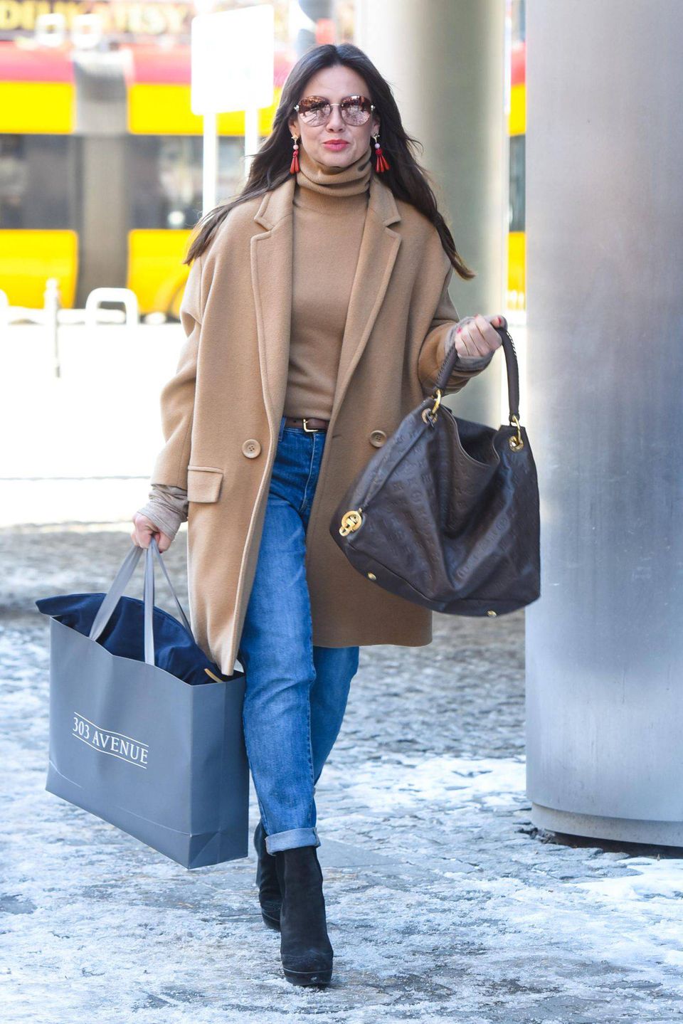 Kinga Rusin w znakomitej stylizacji opuszcza studio "Dzień Dobry TVN"