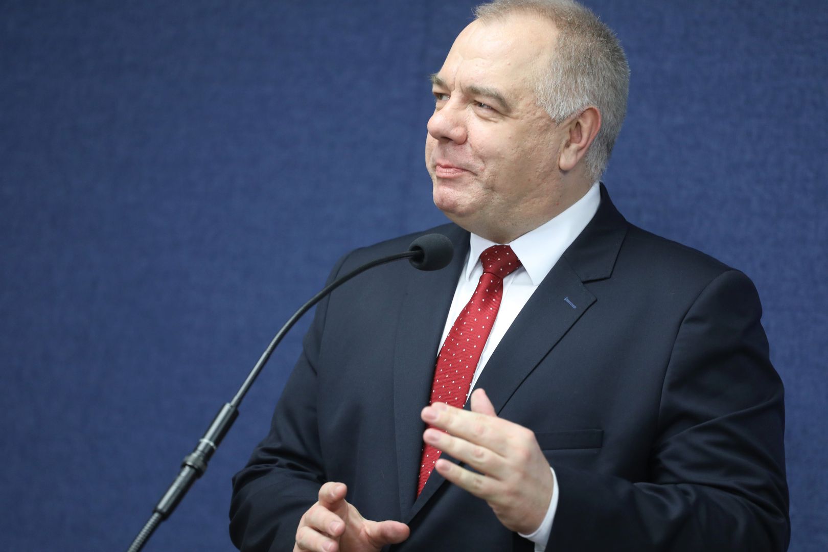 Jacek Sasin twierdzi, że premie należały się ministrom, bo Beata Szydło dobrze oceniała ich pracę