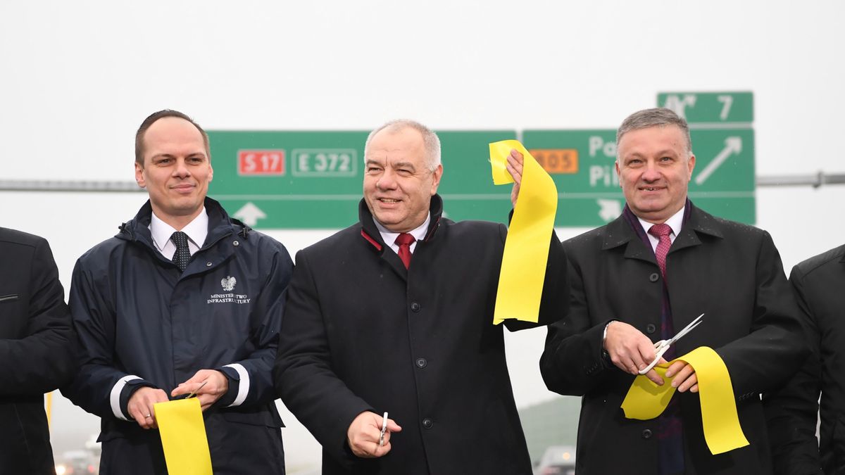 Jacek Sasin otworzył w poniedziałek kolejny fragment trasy S17.