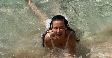 Kinga Rusin w seksownej sesji na plaży. Nie widziała, że partner robi jej zdjęcia