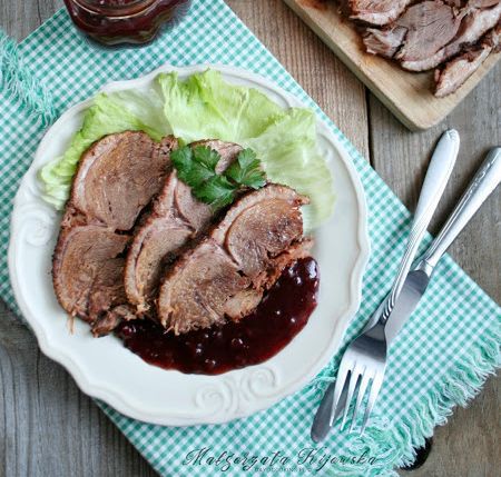 Pieczona pierś z gęsi z dodatkiem borówek