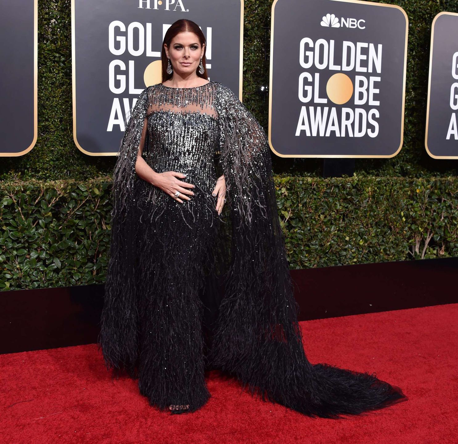 Debra Messing – Złote Globy 2019, kreacja: Pamella Roland