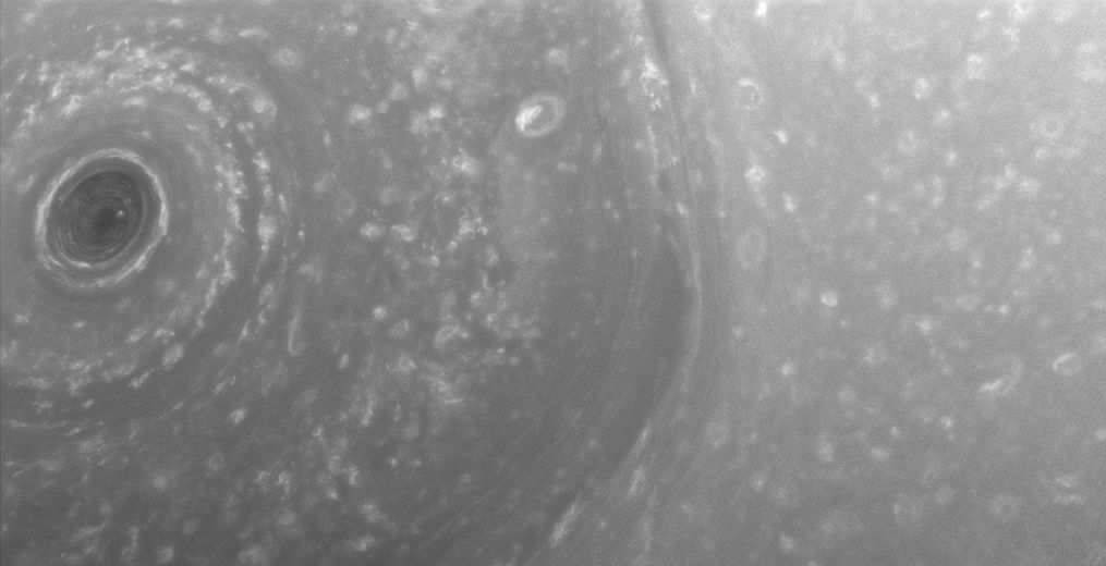 Sonda Cassini przesłała zaskakujące fotografie Saturna