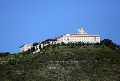 Spór wokół tablicy na Monte Cassino. "Uczczenie nazistowskich spadochroniarzy"