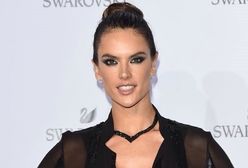 Alessandra Ambrosio w kreacji z kuszącym dekoltem. Seksownie i z pazurem!