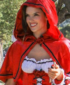 Alessandra Ambrosio jako Czerwony Kapturek