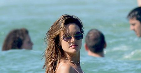 Alessandra Ambrossio pluska się wśród fal. To królowa bikini