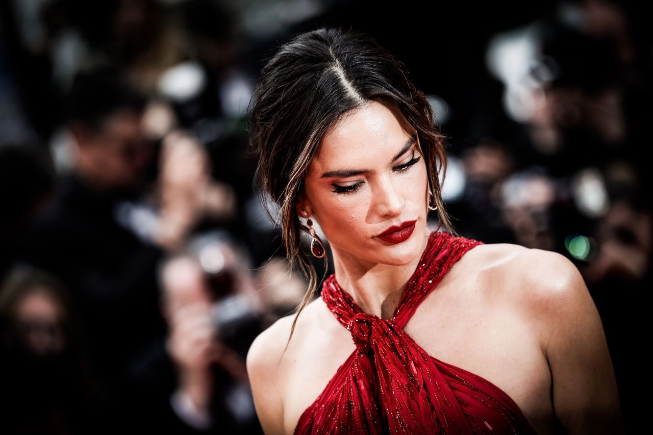 Alessandra Ambrosio projektuje kostiumy kąpielowe. Poszła w ślady Emily Ratajkowski