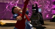 Na nowym filmiku z Lego Dimensions Batman pokornie uczy się przebudowywać Batmobil