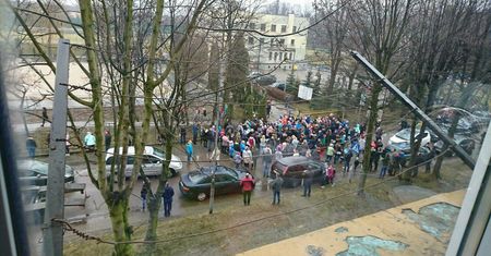 Zorganizowali dla dzieci "szukanie jajek". Dorośli zepsuli zabawę