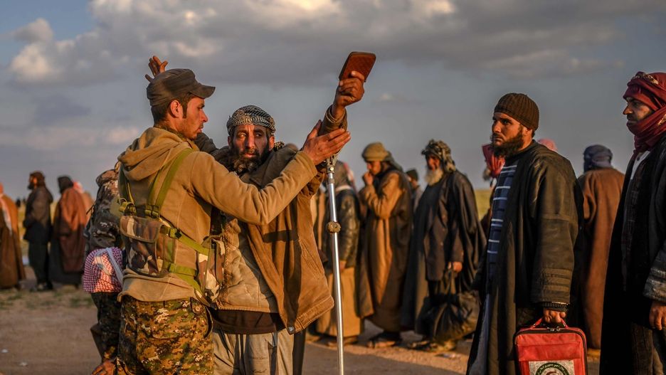 Żołnierz kurdyjski zatrzymuje mężczyznę podejrzanego w przynależność do ISIS