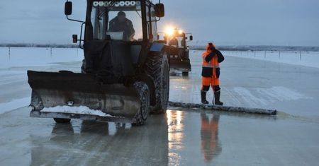 Wszystko zamarza, a oni budują drogi. Z lodu