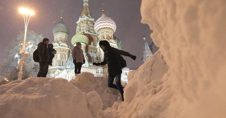 Moskwa pod śniegiem. Kilkumetrowe zaspy na ulicach