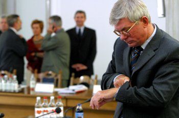Celiński z komisją w tle