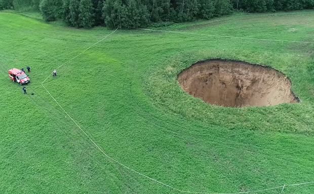 Dziura głęboka na 50 metrów. Rosyjski rolnik z zaskoczeniem odkrył wielki lej krasowy